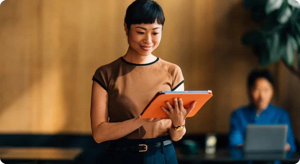 Collaboratrice du Groupe NECC utilisant une tablette numérique