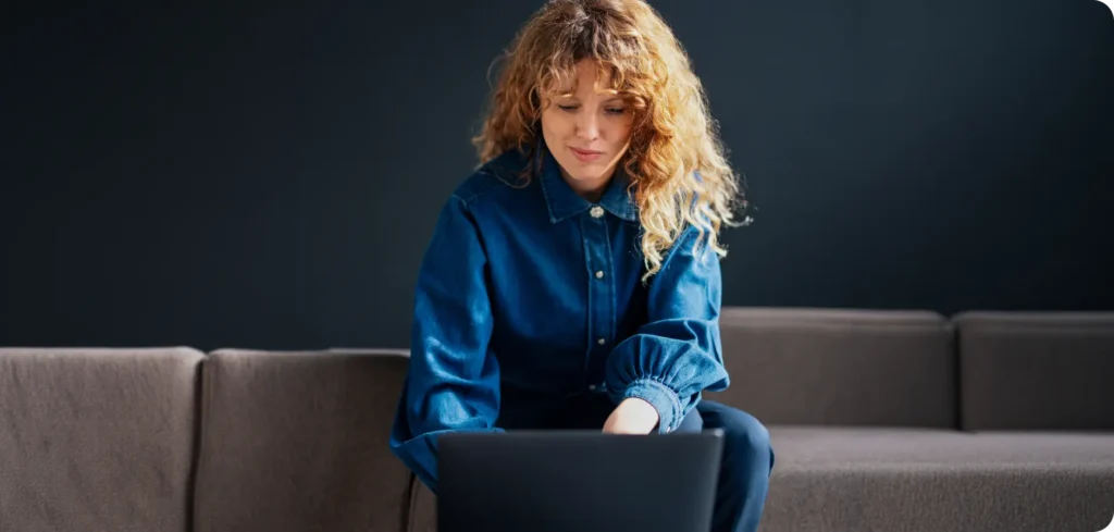 Travail flexible chez NECC : collaboratrice concentrée sur un dossier client en mode hybride