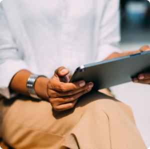 Consultation juridique digitale : lecture d'un contrat fiscal sur tablette tactile