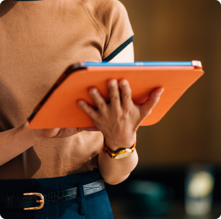 Dirigeant consultant son dossier de financement de l'innovation sur tablette numérique