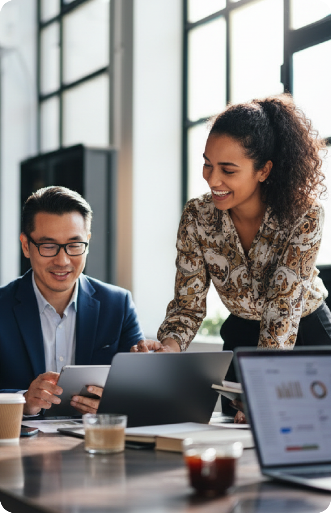 Conseiller NECC en rendez-vous client pour un suivi personnalisé