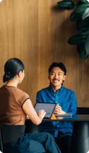 Conseiller du Groupe NECC en entretien avec une cliente entrepreneuse