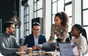 Gestion des ressources humaines : équipe pluridisciplinaire en réunion de travail collaborative