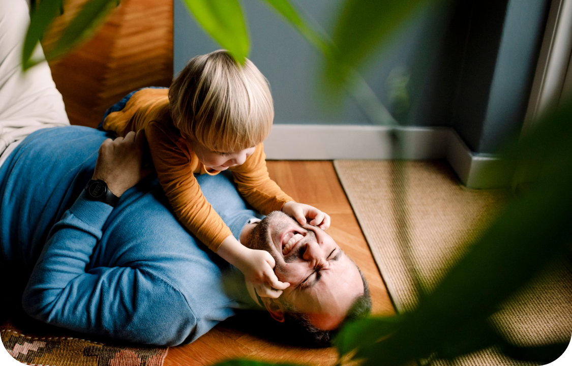 Collaborateur du Groupe NECC jouant avec son enfant, illustrant l'équilibre vie professionnelle et personnelle