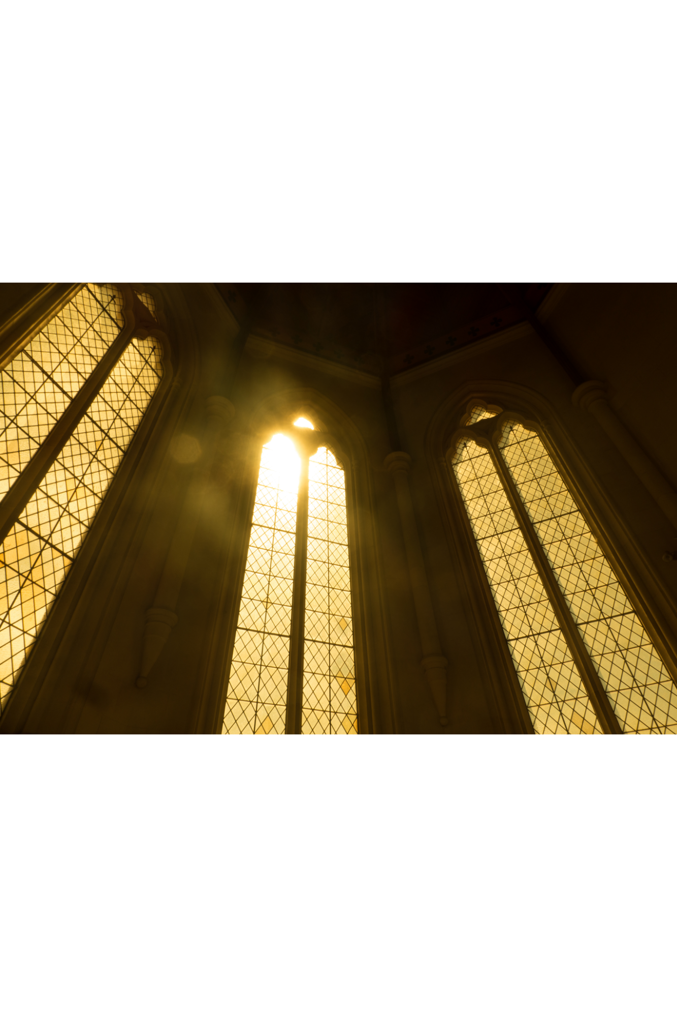 Vitraux d'une église traversés par la lumière
