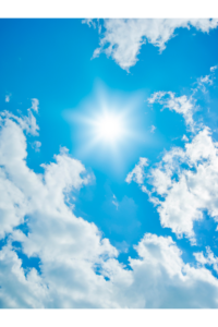 Soleil dans un ciel bleu parsemé de nuages