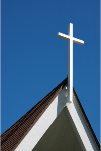 Croix blanche au sommet du toit d'une église