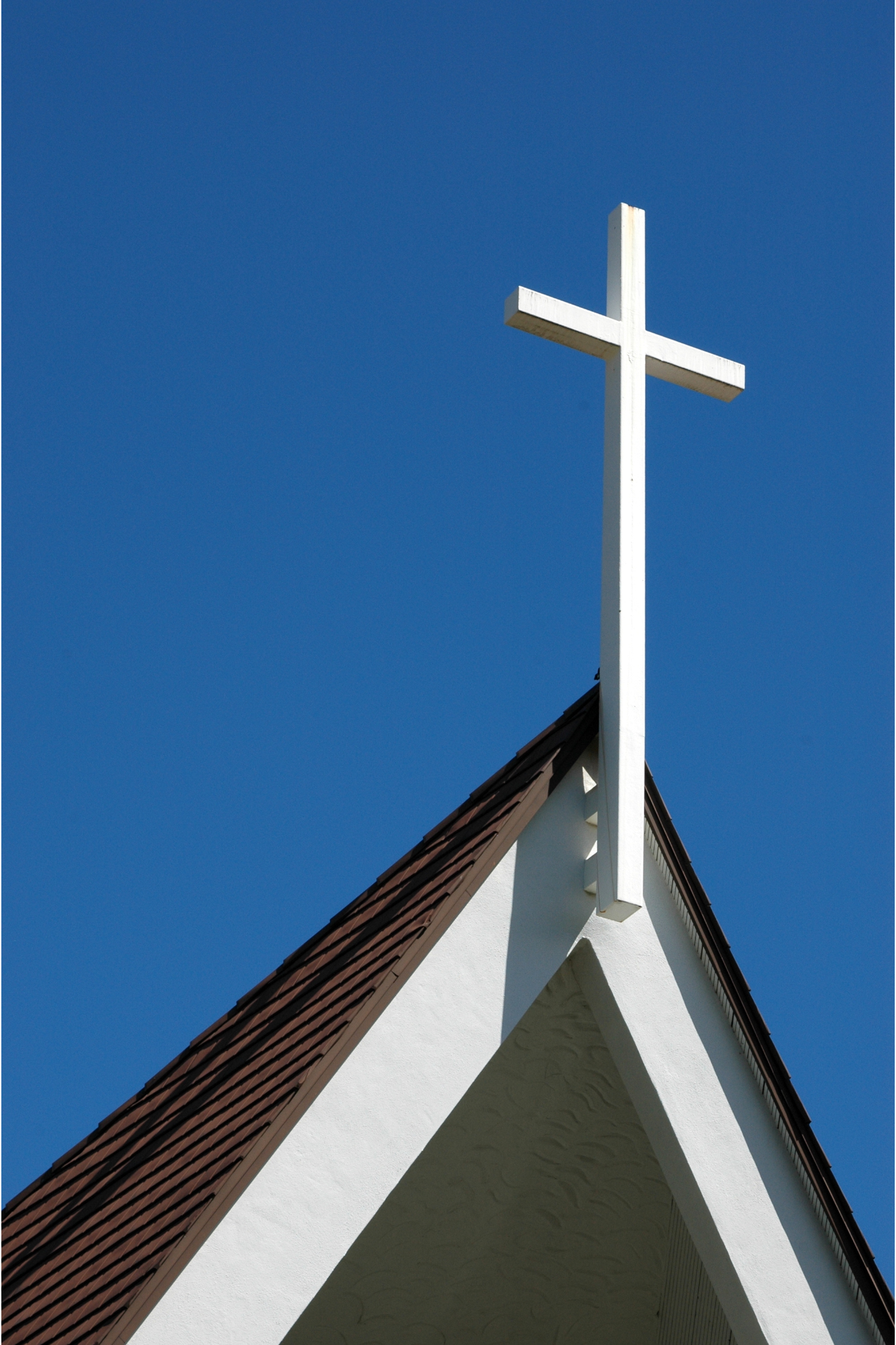Croix blanche au sommet du toit d'une église