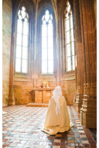 Religieuse en prière dans une chapelle