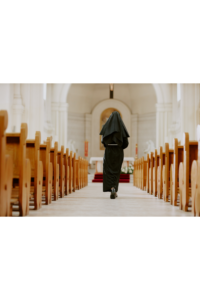 Religieuse marchant dans l'allée centrale d'une église