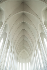 Voûtes blanches d'une église vues de l'intérieur